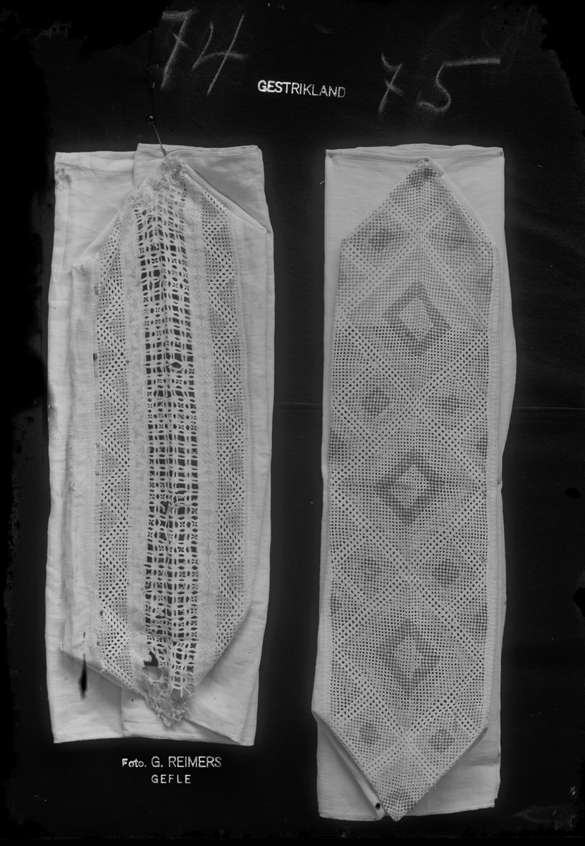 2 st långörngott med broderade örngottshuvor.
Örngottshuva, näversöm (dubbel utdragssöm) och utskårssöm (74).
Örngottshuva, näversöm, dubbel utdragssöm (75).