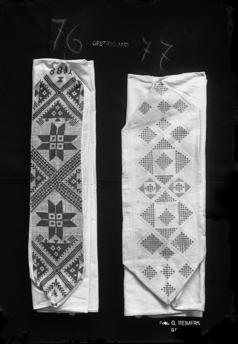 2 st långörngott med broderade örngottshuvor.
Örngottshuva, näversöm (dubbel utdragssöm) märkt "1888" (76).
Örngottshuva, utskårssöm, plattsöm, kedjesöm märkt "BGD 185_" (77).