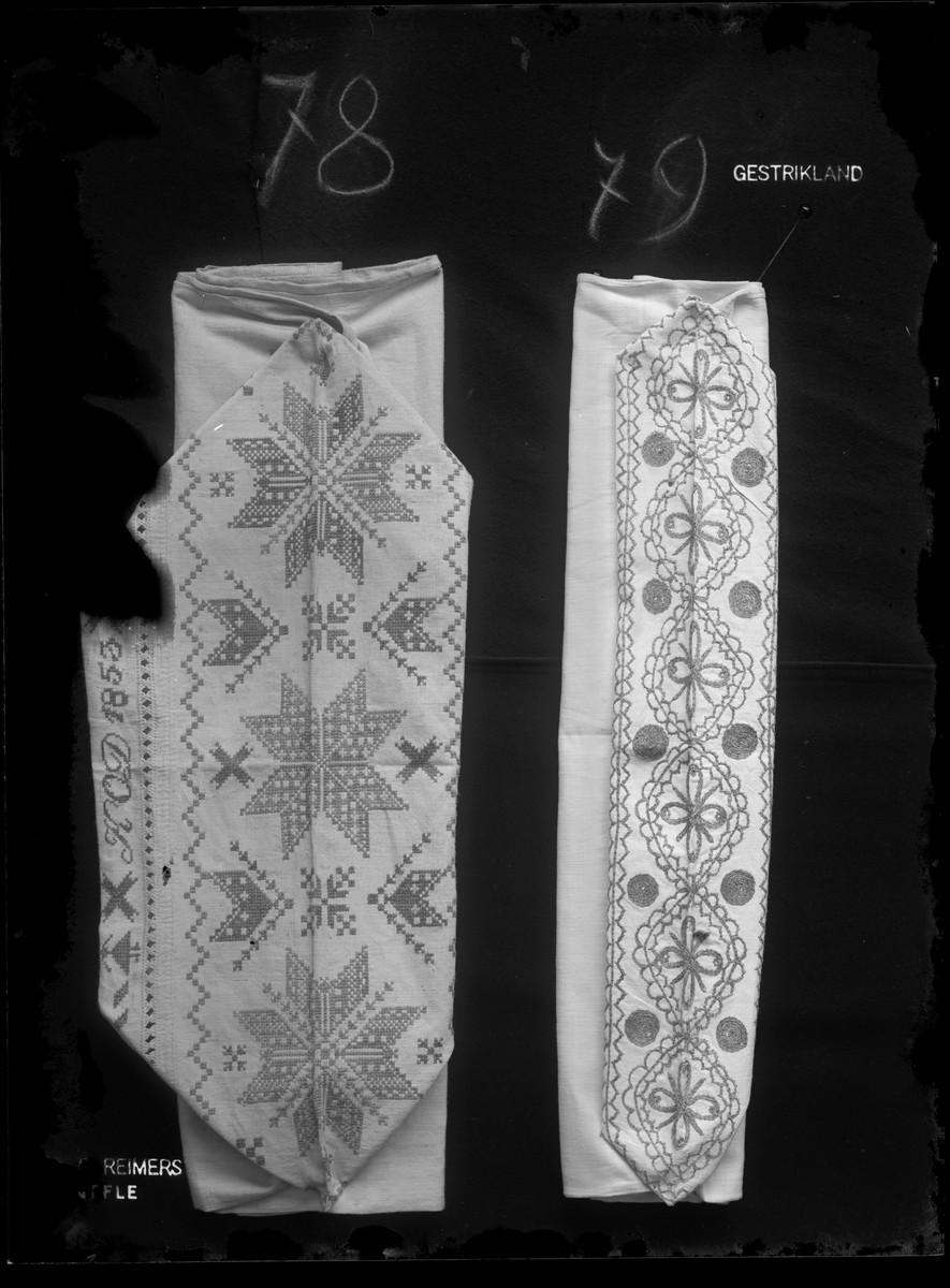 2 st långörngott med broderade örngottshuvor.
Örngottshuva,korssöm märkt "KOD 1853" (78).
Örngottshuva, tambursöm (79).