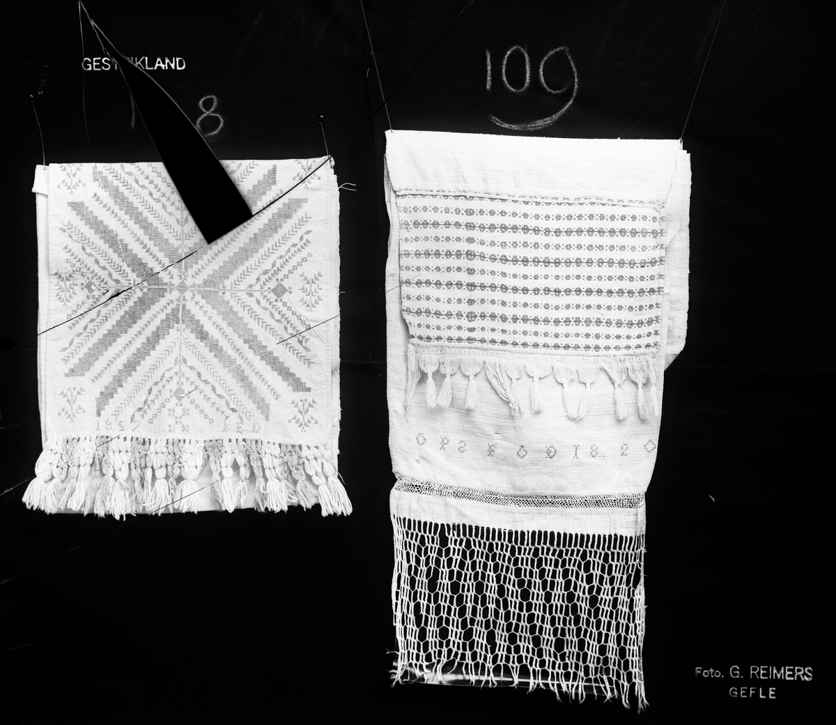 3 st handkläden.
Handkläde, bård broderad i korssöm märkt "1857 KED" (108).
Handkläden, bård vävd i rosengång, resp. bård i flätning märkt "OPS FÖD 1820" (109).