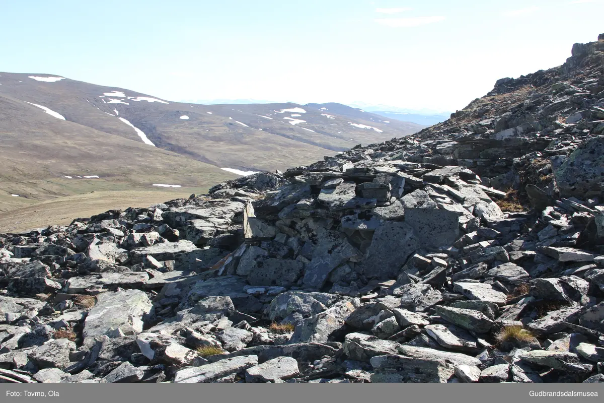 Steinbu ved Knatten oppunder Blåhø på Dovrefjell.