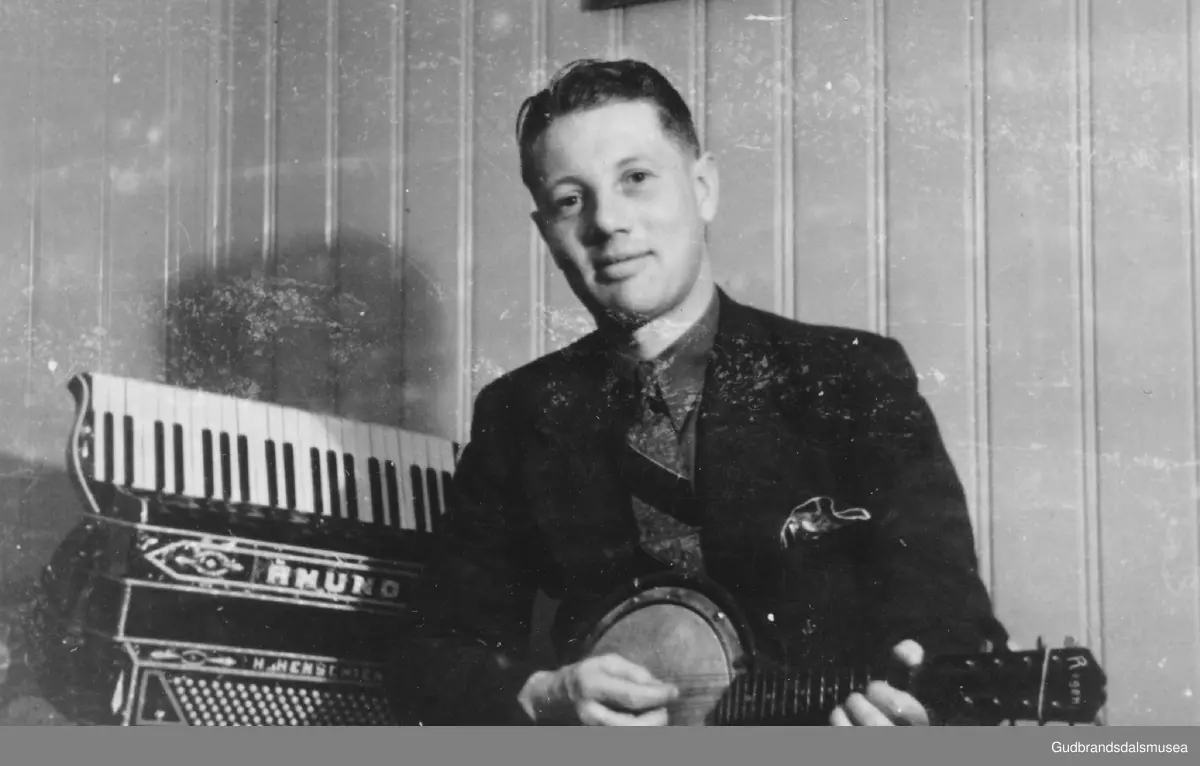 Ånund Vasshus (f. 1916) med banjo og trekkspel