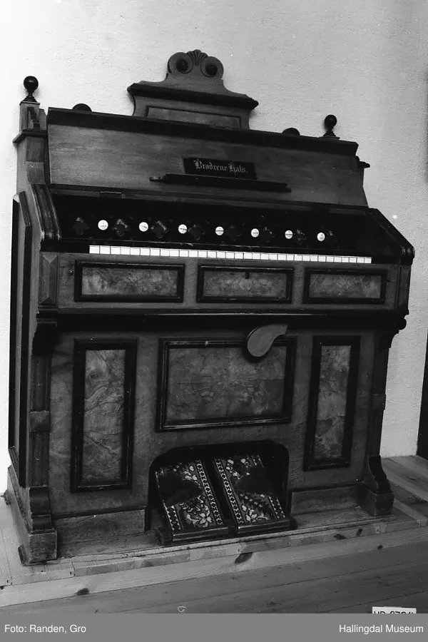 Trøorgel. Merke under lokket: "Brødrene Hals".
