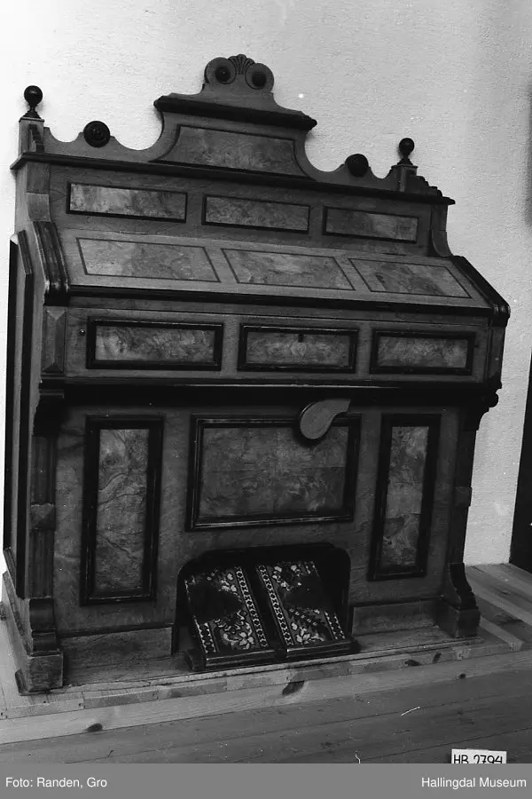 Trøorgel. Merke under lokket: "Brødrene Hals".