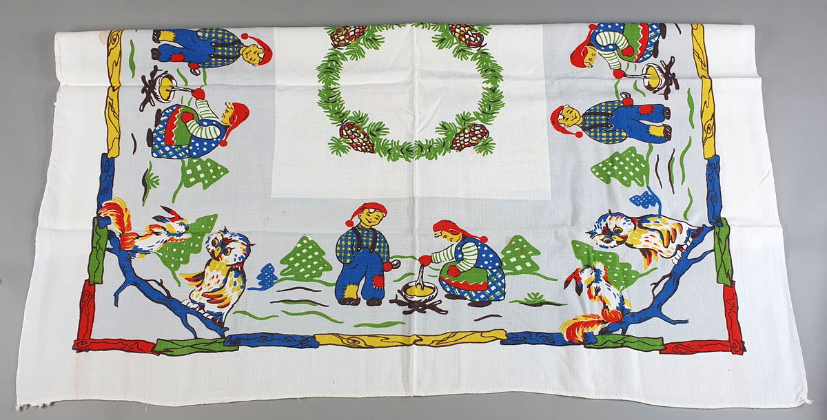 Duk av bomull, med påtrykket julemotiv med nisser og krans i midten med kongler. Ekorn og ugle på kvist i hvert hjørne.