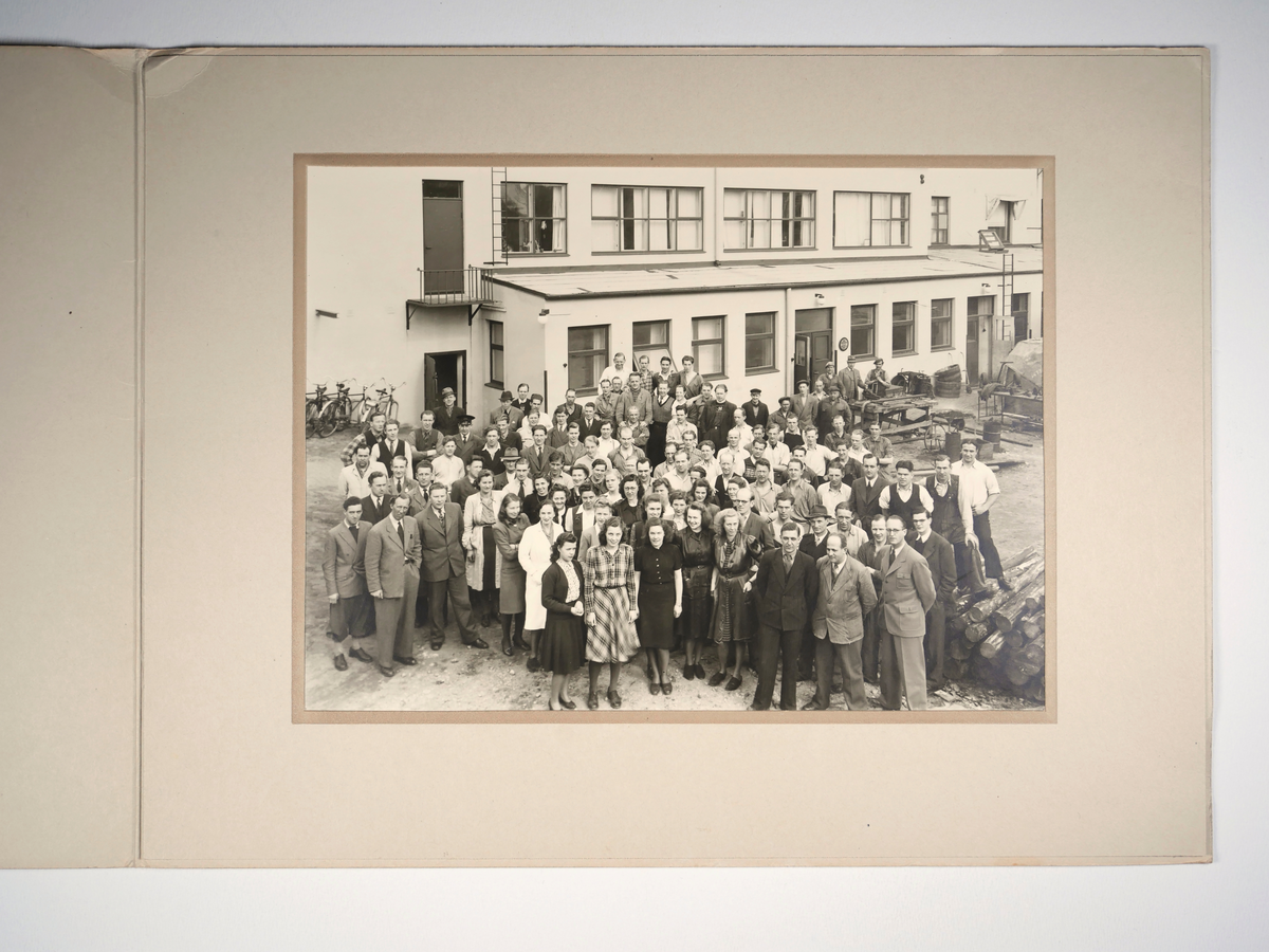 Silfa AB

Monterad gruppbild med Silfas personal utanför fabriken på Plangatan, gårdssidan kv Farkosten.
Foto okänd, 1940-tal.

Hans Gustafsson längst fram till höger.