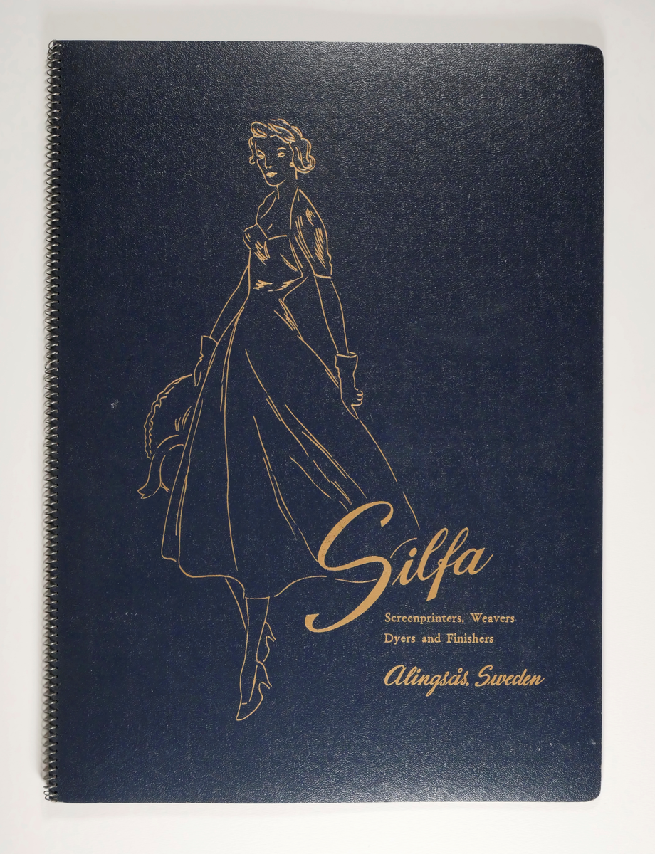 Silfa AB

Katalog med typrover och handillustrerade klänningsmodeller.

'Silfa. Screenprinters, Weavers, Dyers and Finishers. Alingsås Sweden'.

Spiralbunden.