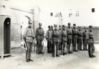 Repetitionsövningarna vid I11 i Växjö, hösten 1921.
Vakten utanför vakthuset.