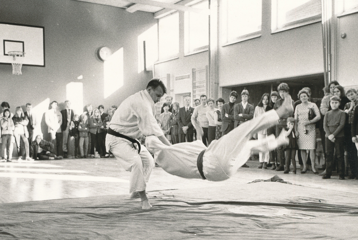 Uppvisning i kampsport på Tallidens fritidsgård i Finntorp, 1960-tal. 
