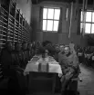 Kamratmötet, I 11. Middag på regementet. En del av mannarna, klädda i uniform m/10.
