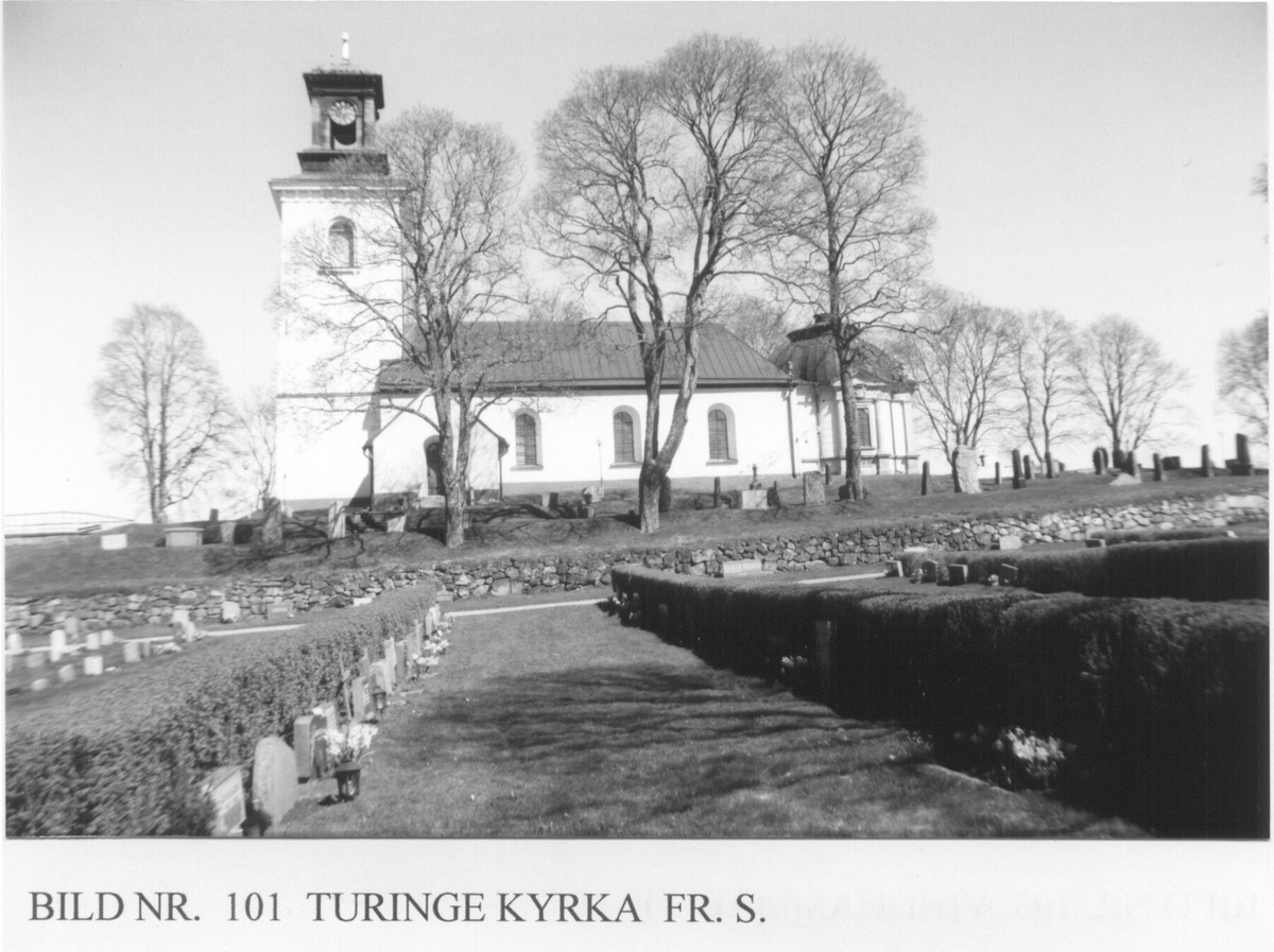 Turinge kyrka med gravkapellet, klockarbostaden, gamla skolan,  kyrkogårdsförvaltningens kontor och verkstad  samt den gamla sockenmagasin

Bilderna är från 2003 och del av ett bevarandeprogram som Turinge Taxinge Hembygdsförening gjorde på uppdrag från Nykvarns kommun