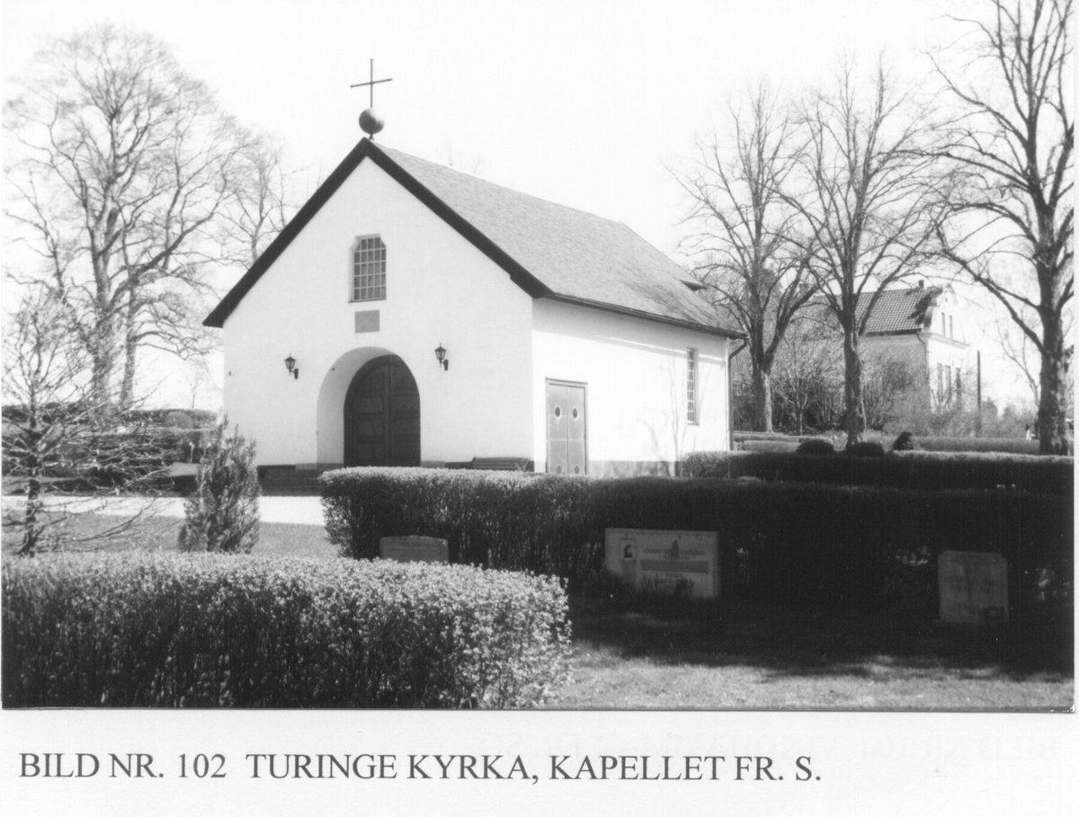 Turinge kyrka med gravkapellet, klockarbostaden, gamla skolan,  kyrkogårdsförvaltningens kontor och verkstad  samt den gamla sockenmagasin

Bilderna är från 2003 och del av ett bevarandeprogram som Turinge Taxinge Hembygdsförening gjorde på uppdrag från Nykvarns kommun