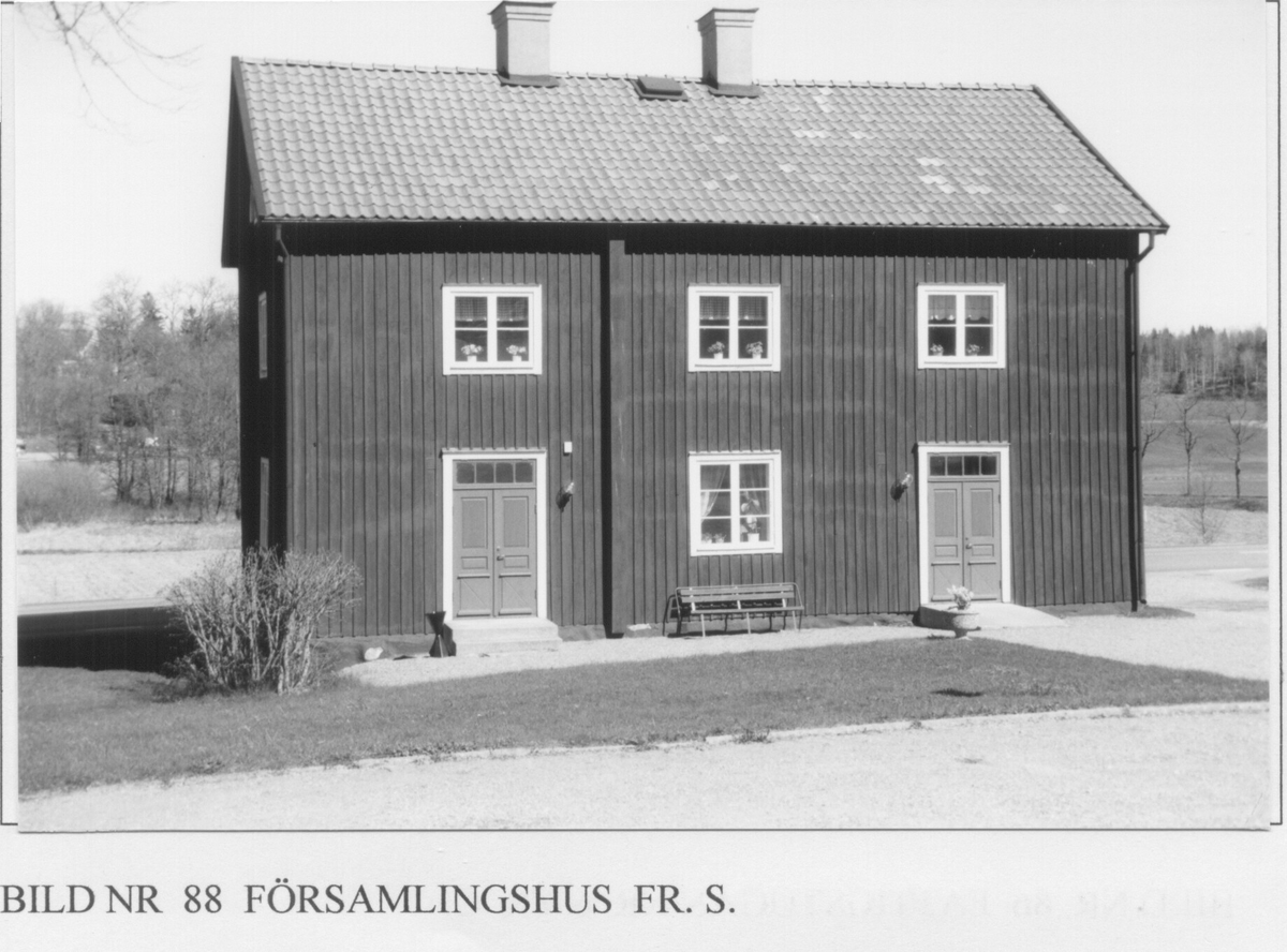 Turinge kyrka med gravkapellet, klockarbostaden, gamla skolan,  kyrkogårdsförvaltningens kontor och verkstad  samt den gamla sockenmagasin

Bilderna är från 2003 och del av ett bevarandeprogram som Turinge Taxinge Hembygdsförening gjorde på uppdrag från Nykvarns kommun