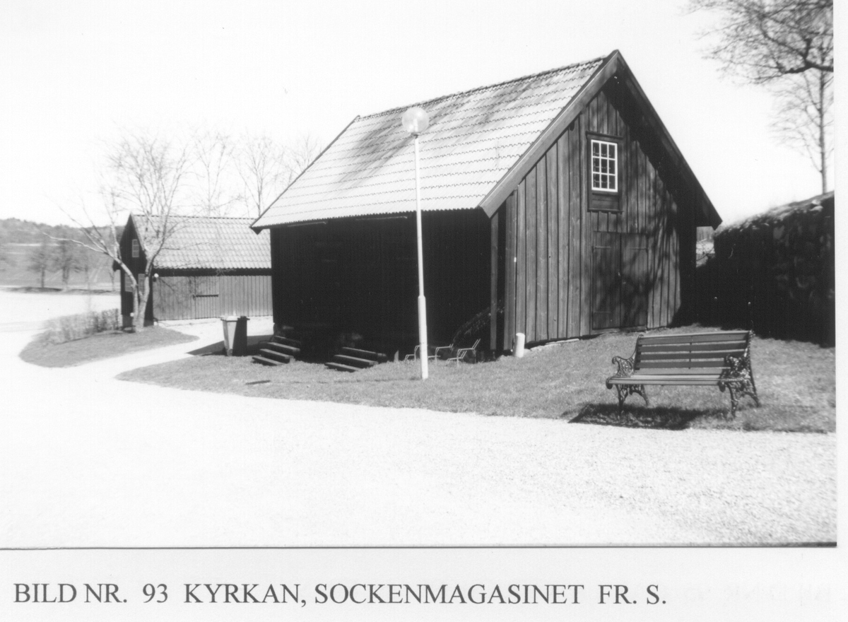 Turinge kyrka med gravkapellet, klockarbostaden, gamla skolan,  kyrkogårdsförvaltningens kontor och verkstad  samt den gamla sockenmagasin

Bilderna är från 2003 och del av ett bevarandeprogram som Turinge Taxinge Hembygdsförening gjorde på uppdrag från Nykvarns kommun