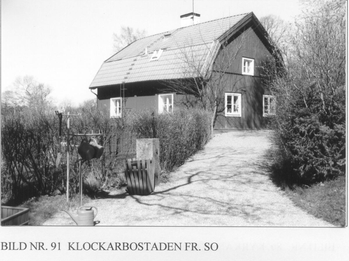 Turinge kyrka med gravkapellet, klockarbostaden, gamla skolan,  kyrkogårdsförvaltningens kontor och verkstad  samt den gamla sockenmagasin

Bilderna är från 2003 och del av ett bevarandeprogram som Turinge Taxinge Hembygdsförening gjorde på uppdrag från Nykvarns kommun