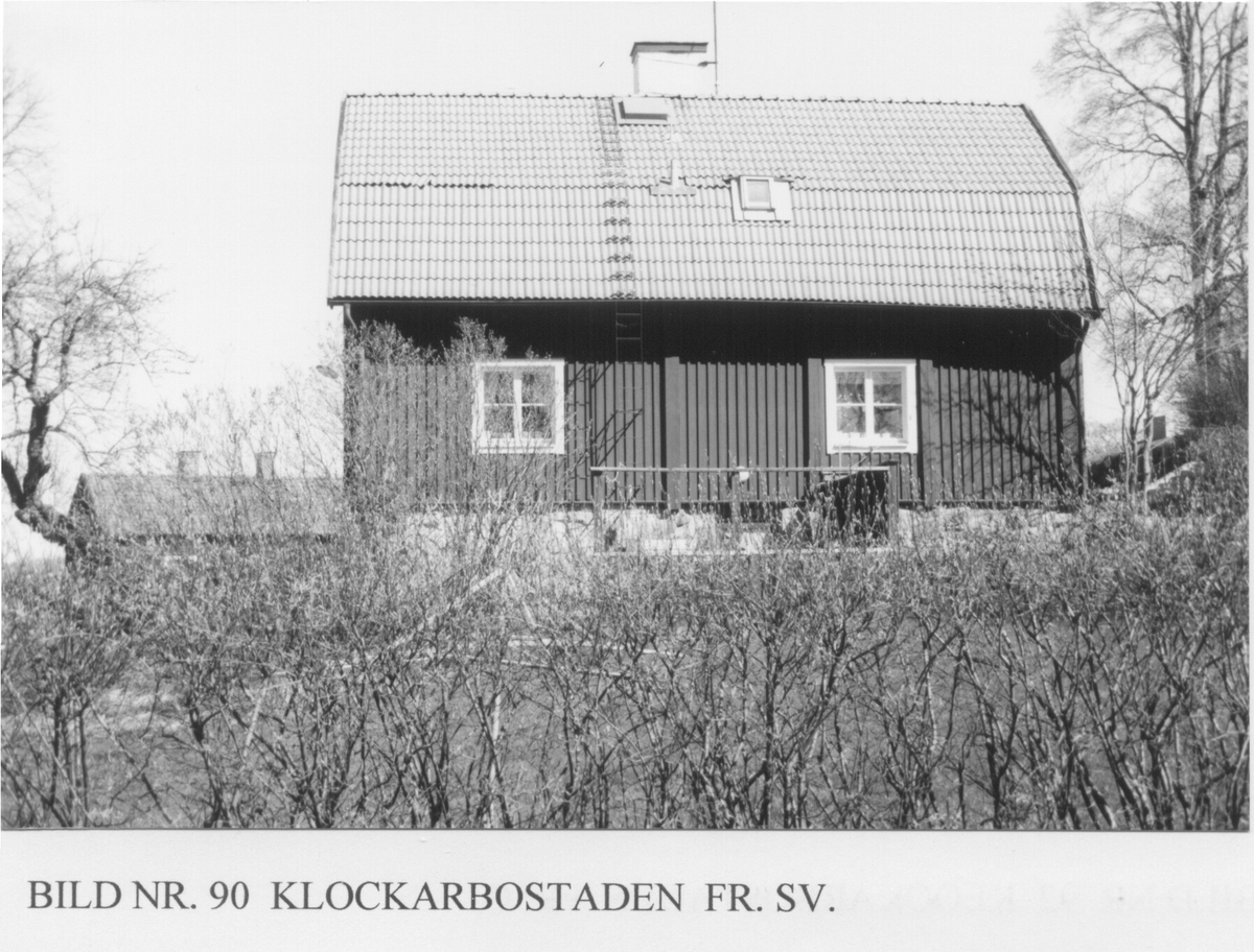 Turinge kyrka med gravkapellet, klockarbostaden, gamla skolan,  kyrkogårdsförvaltningens kontor och verkstad  samt den gamla sockenmagasin

Bilderna är från 2003 och del av ett bevarandeprogram som Turinge Taxinge Hembygdsförening gjorde på uppdrag från Nykvarns kommun