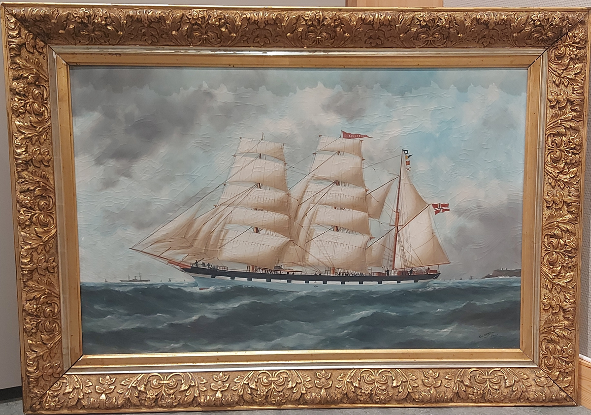 Oljemaleri på lerret, signert og datert “Ed. Adam, 1911, Havre, og montert i en forgylt, rikt utsmykket treramme med utvendig blomsterdekor, dette trolig i gips.

Deveron har sine signalflagg oppe, og i bakgrunnen ses en kyst og flere båter.