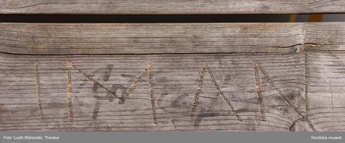 Sittbänk med integrerad bordsskiva. På bordet finns flera inristade och ditritade namn och signaturer.