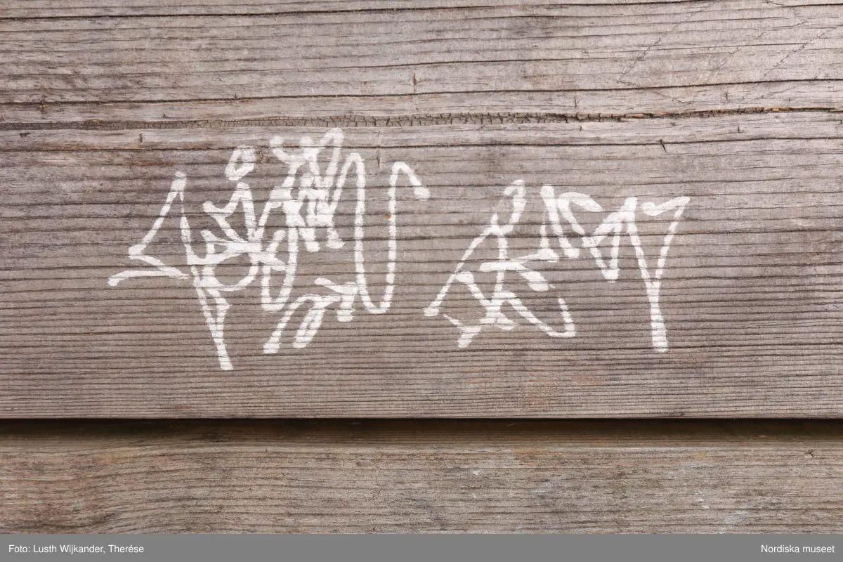 Sittbänk med integrerad bordsskiva. På bordet finns flera inristade och ditritade namn och signaturer.