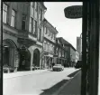 Västerås, Centrum, kv. Kettil.
Köpmangatan 10, före rivningen 1964.