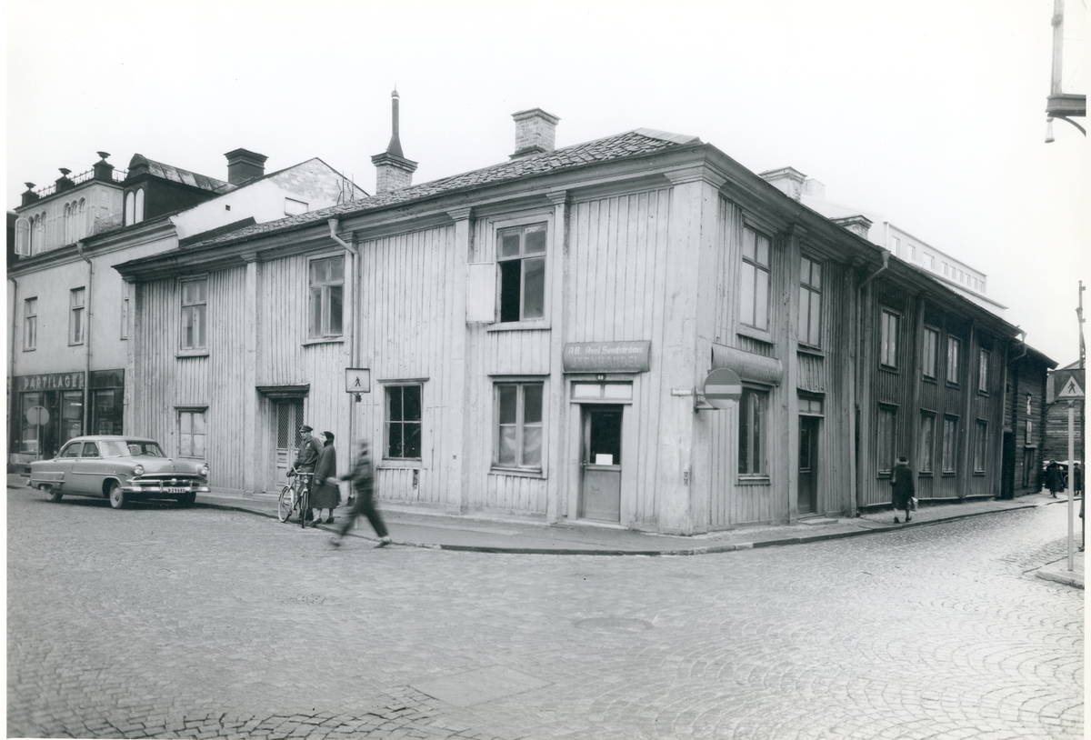 Västerås, Centrum, kv. Knut.
Ett stängt AB Axel Sundströms Järnhandel på Vasagatan 20, c:a 1953.