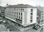 Västerås, Centrum, kv. Knut.
Hörnet Vasagatan/Hantverkargatan, 1959.