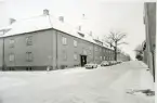 Västerås, Östermalm, kv. Kåre 3.
Korsningen Allégatan/Timmermansgatan, 1975.