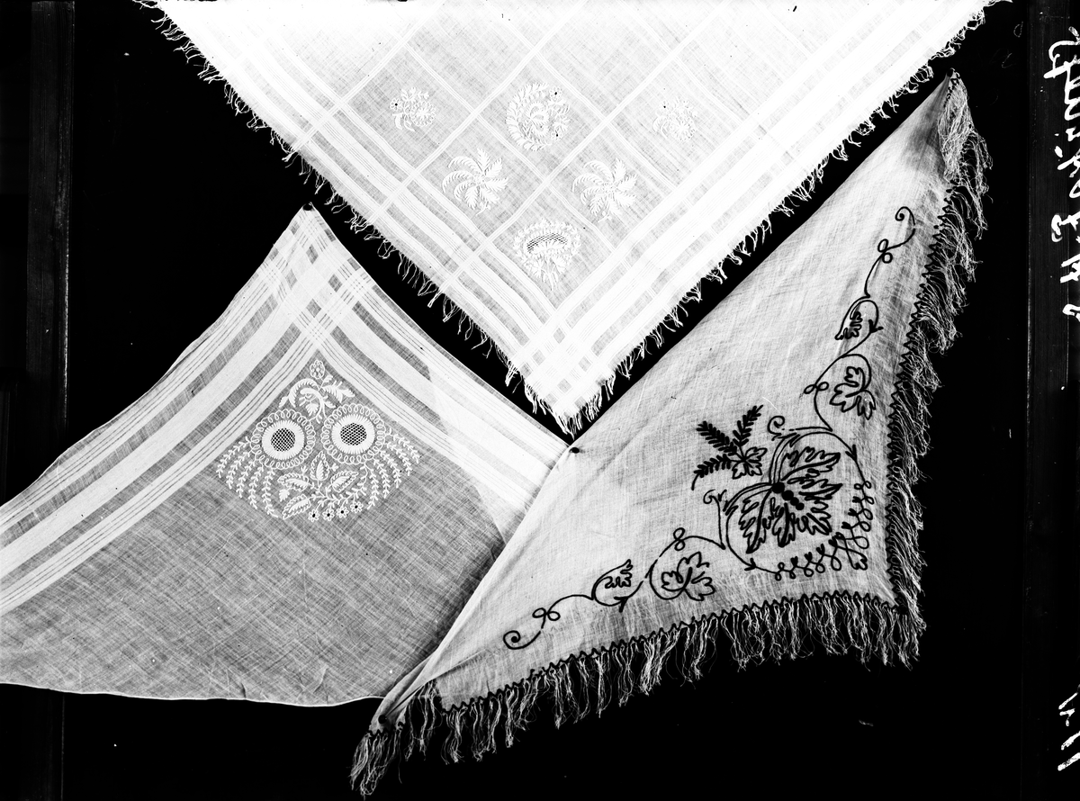 Halskläden, 3 st, fritt broderi.

"Storviks F. H. S.  N 11"