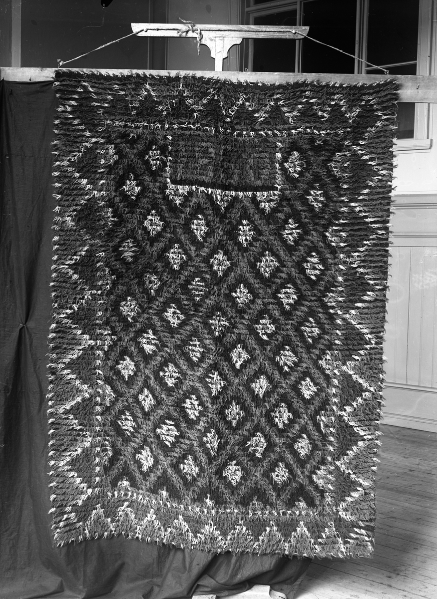 Rya märkt "1850".

Kopian är delvis handkolorerad i rött, vitt, grönt, blått och svart.

Garnprov i kuvert med följande information: Rya, flossa, 125 x 178 cm, 2 (trol. 20) rör på 10 cm, varp linne, inslag hårgarn, mönstergarn 2 trådigt ullgarn, Nockans längd utanför knuten 23mm, trådantal i nockan 2, inslag mellan nockraderna 20mm.