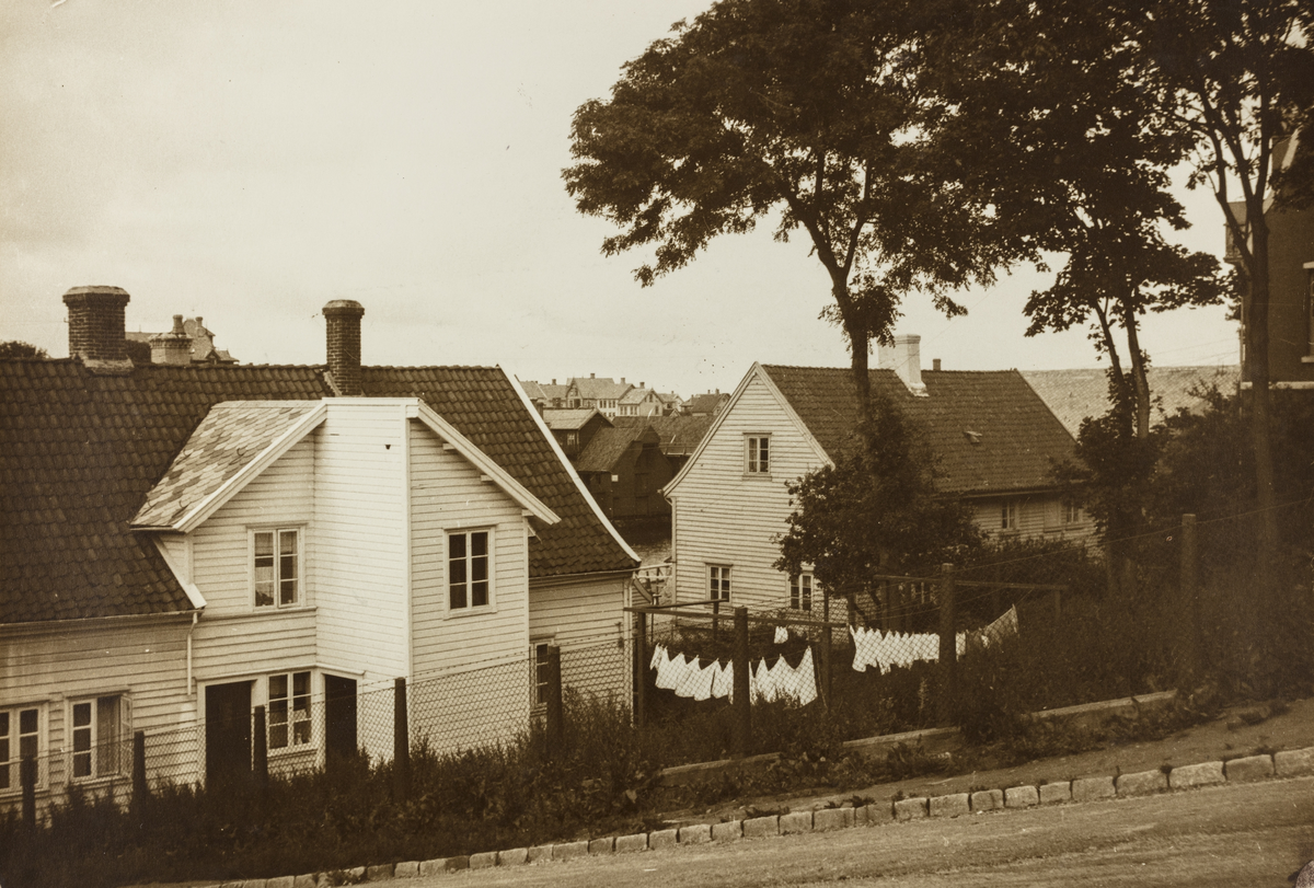 Møllervegen 21 sett fra Grønhauggata. Til høyre er Møllervegen 29.