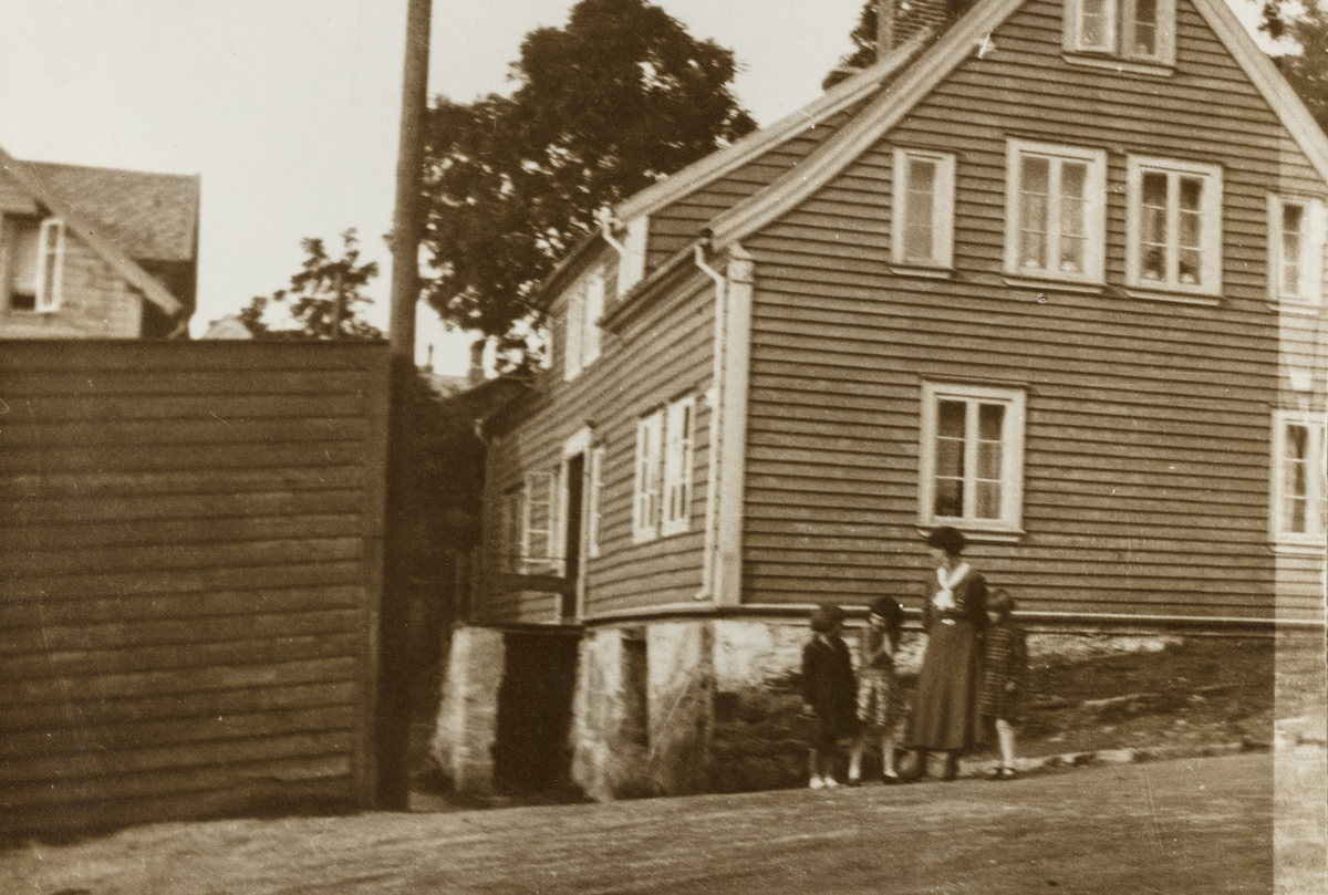 Møllervegen 21, i Haugesund. I bakgrunnen til venstre er Møllervegen 28.