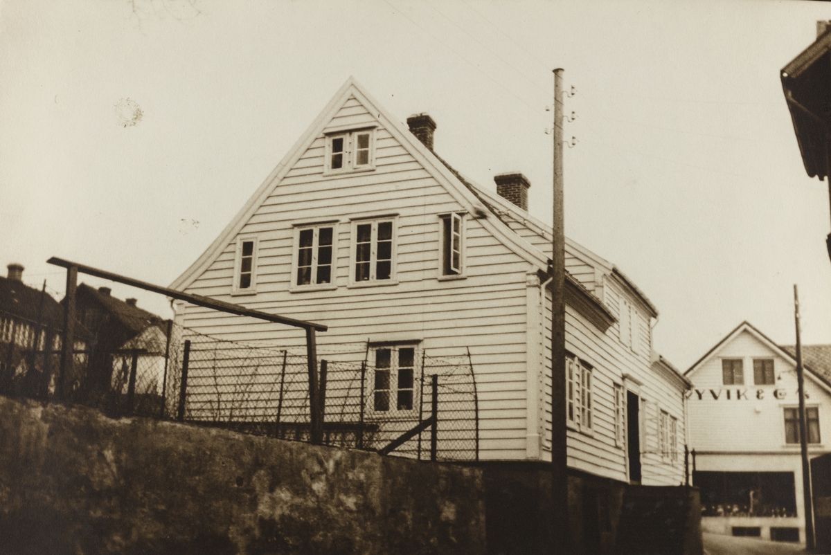 "Sirihuset", Møllervegen 21  med Møllervegen 24 i bakgrunnen. Helt til venstre er Strandgata 205.