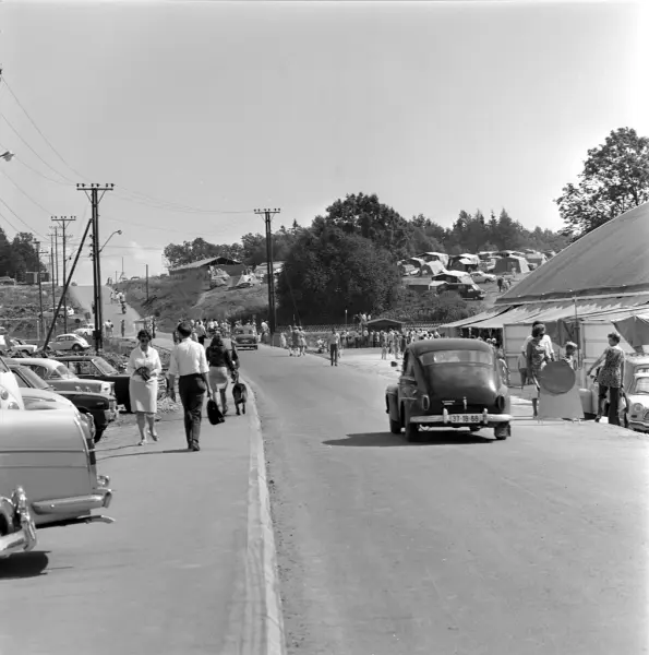 Jehovas Vitner, stevne, vei, mennesker, tilstrømning, biler,