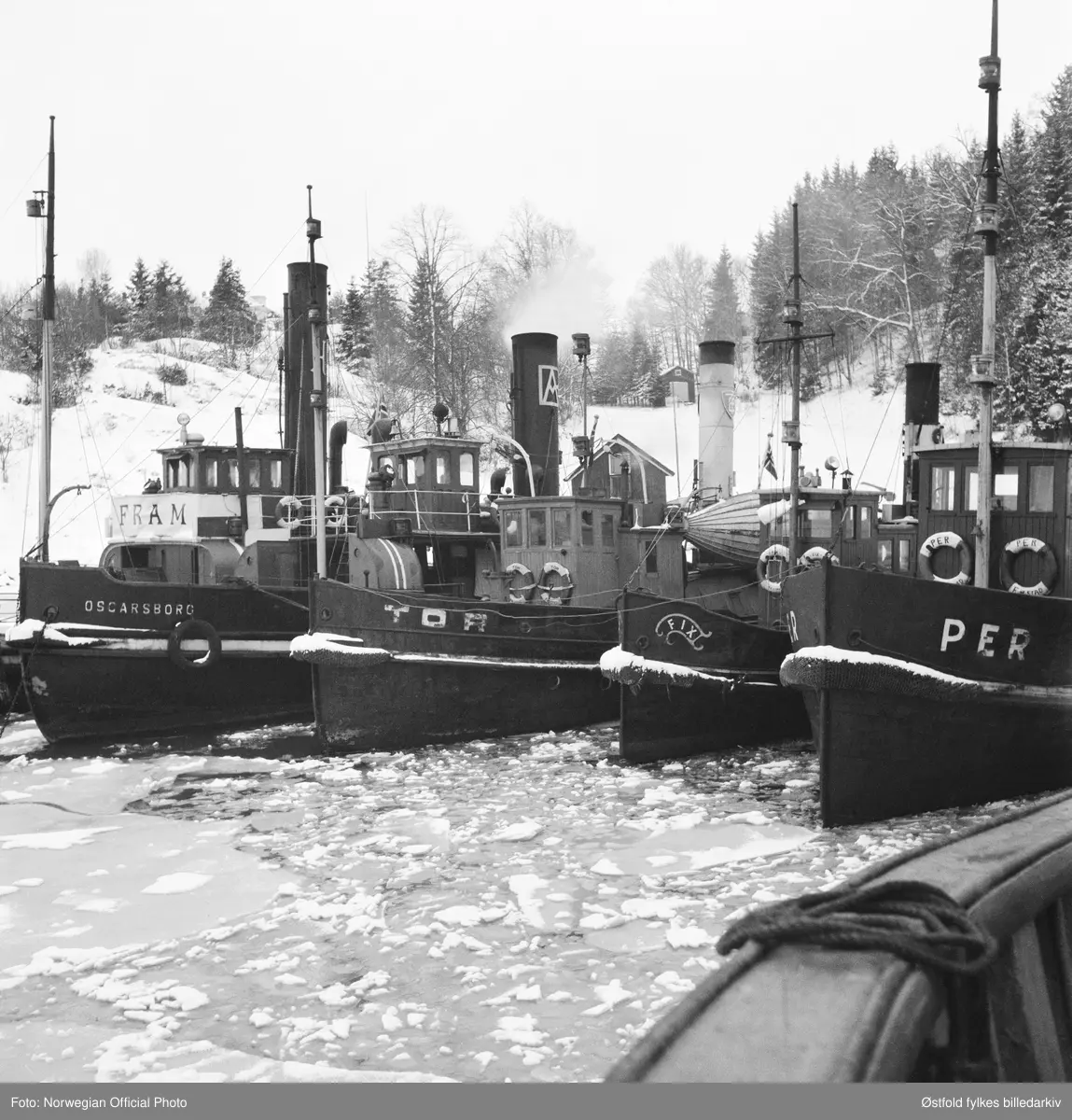 Slepebåtene fra Østfold er vel framme i Sverige etter slepebåtaksjonen 8. februar 1945. Fra venstre slepebåtene Fram (styrhuset), baugen til Oscarsborg, Tor, Fix og Per.

NORWEGIAN OFFICIAL PHOTO NO. S. . 
NORSK FLÅTE FØRT TIL SVERIGE.
"Bevepnede menn satte seg torsdag den 8. februar 1945 i besittelse av Fredrikstads hele flåte av slepebåter og dirigerte den til Sverige, ialt 11. Samtidig ble bergingsbåten "Uredd" som var stasjonert i Moss, dirigert samme vei. Alle disse båter arbeidet for tysk regning med å bugsere fartøyer til ppg fra Fredrikstad,  som er bllitt en stor utskipingshavn for tyskerne. 
Det store kuppet foregikk på den måten at vepnede folk gikk ombord på båtene og overmannet mannskapene. Tre slepebåter som ikke hadde dampen oppe, ble senket på havnen. Kuppet var vel organisert. De kaprende mannskaper gikk ombord i de båter som lå ved kai, og disse båtene ble så styrt bort til de andre som i sin tur fikk kapringsmannskaper ombord. Båtenes kapteiner fikk valget mellom å styre etter ordreeller gå under dekk. En av båtene som skulle  i tyske tjeneste den dagen ble  entret kl. 7.30 om morgenen, og den utførte hele dagen sin slepning av tyske skyteskiver. Først da skyteøvelsene var ferdig, stakk den til Sverige. De andre fartøyer foretok ferden til Sverige i samlet følge.. 
Bildet viser slepebåtene trygt i en svensk havn. 
Stockholm 22. 2.45."
