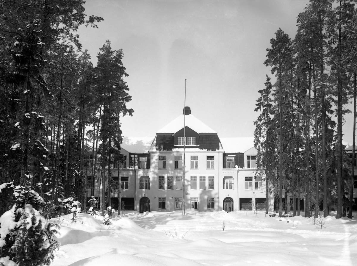 Kronobergs läns sanatorium Lugnet, söderifrån från parksidan.