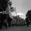 Medborgartåget, 16/6 1940. Foto av ett stort antal lottor, som tågar fram med banderoll m.m. i medborgartåget.