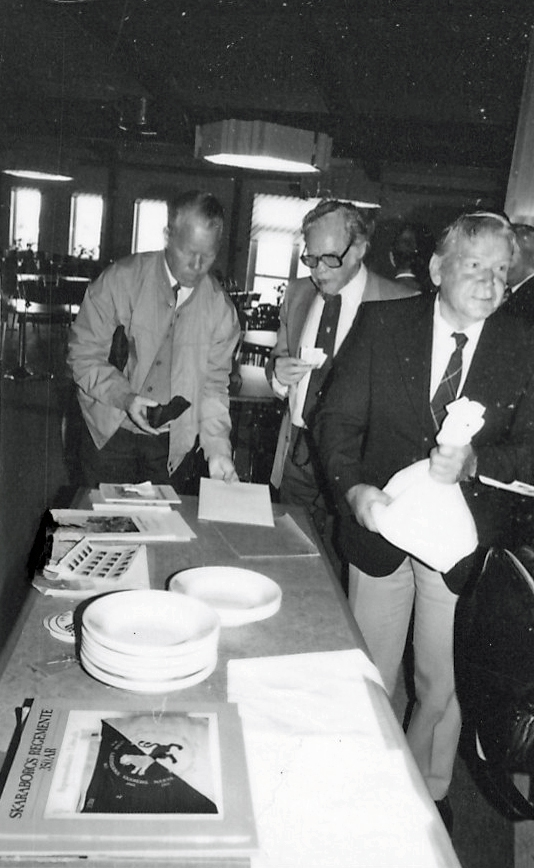 P 4 kamratförenings årsmöte på regementet 1986-09-07. Strykande åtgång på gamla tallrikar och klistermärken