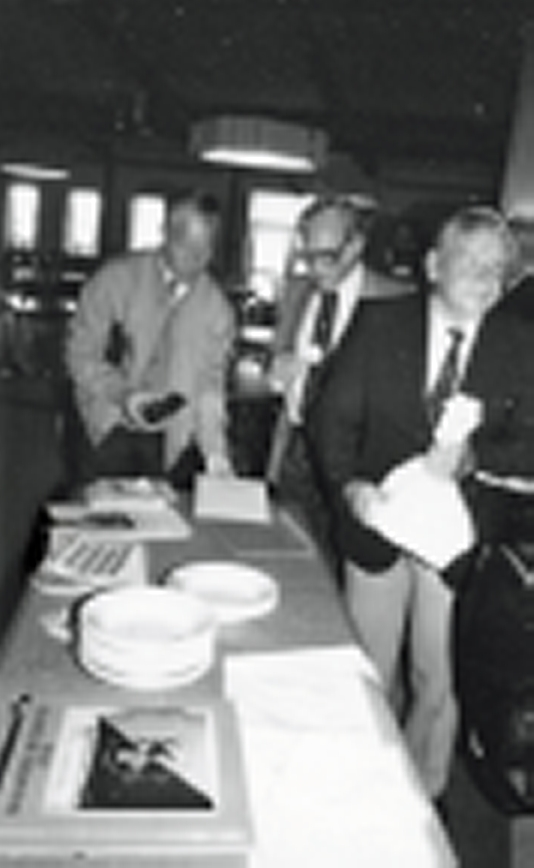 P 4 kamratförenings årsmöte på regementet 1986-09-07. Strykande åtgång på gamla tallrikar och klistermärken
