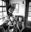 Barnkolonin. 
Några pojkar sitter tillsammans i en tågkupé, strax innan
avgång till barnkolonin i Skrea, Halland.