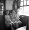 Barnkolonin. 
Några flickor sitter tillsammans i en tågkupé, strax innan
avgång till barnkolonin i Skrea, Halland.