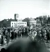 Studenterna, 21/5 1942. 
Några studenter hissas av anhöriga m.fl. på Stortorget. I bakgrunden
syns några av husen längs Kronobergsgatan och domkyrkans torn.

Angående avgångsklasserna 1942 - se 