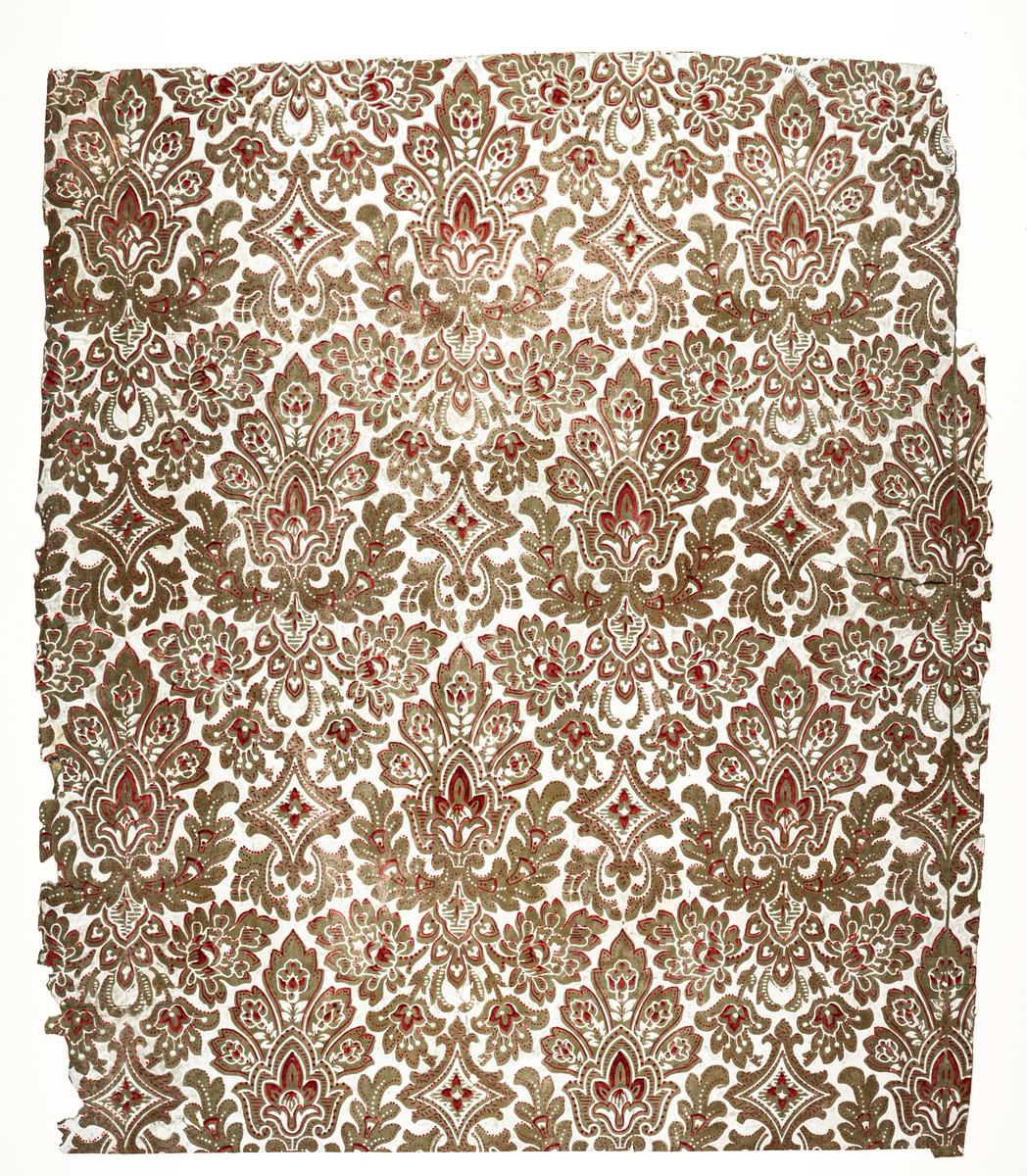 Tapet med symmetriskt, textilimiterande mönster i nyrenässansstil, tryckt i rött och vitt på obestruken botten av olivgrönt genomfärgat papper. Papprets färg framträder genom utsparningar i mönstret.'