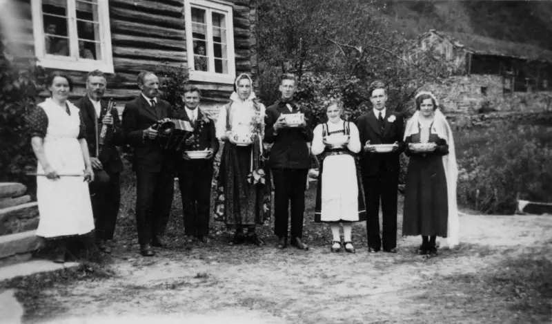 Det skulle være skjemt i romantikken, her fra bryllup på Gikling vhor kjellermannen er kledd som gammeldags brud.