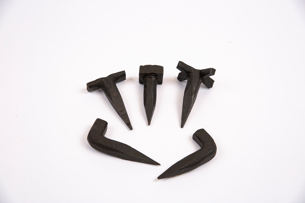 "Erts og gangplugger"
NTM: "Erts og gangpropper fra Saggrenda. Det bruktes 4
forskjellige propper som hver har sin betydning.
Ertspartiproppen - vinkelproppen anviser partiet. Så har vi
gangproppene visende sølv og uten."