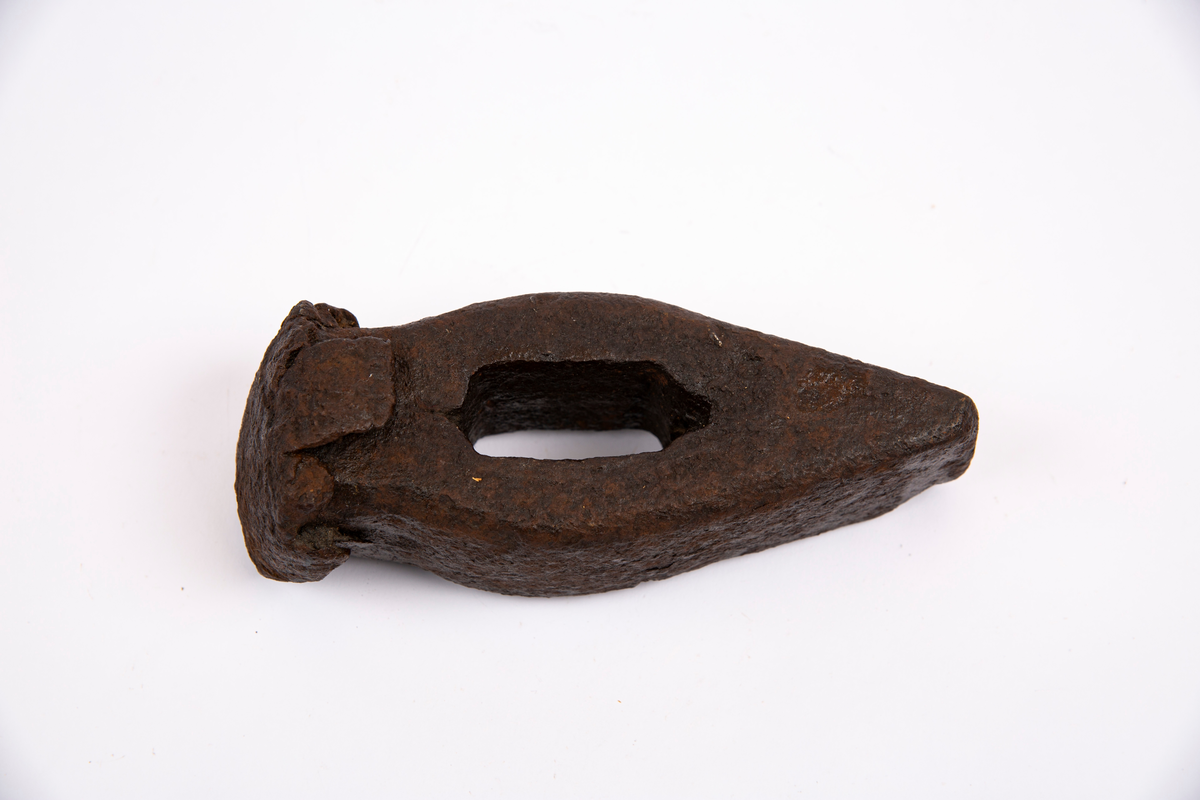 "Gamle stenslegger"
NTM: "Slegger fra Saggrenda. Til å slå sund stein med."