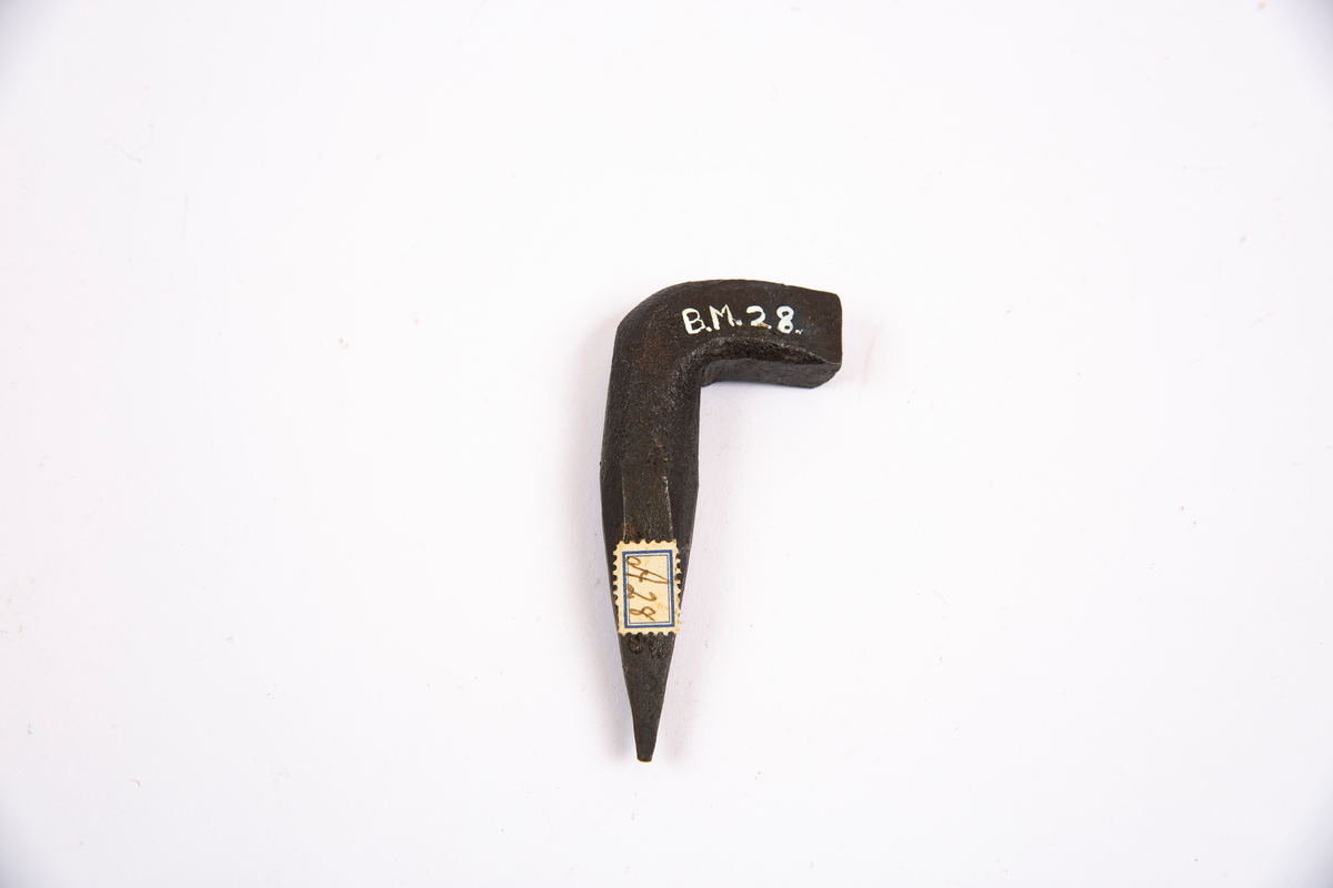 "Erts og gangplugger"
NTM: "Erts og gangpropper fra Saggrenda. Det bruktes 4
forskjellige propper som hver har sin betydning.
Ertspartiproppen - vinkelproppen anviser partiet. Så har vi
gangproppene visende sølv og uten."