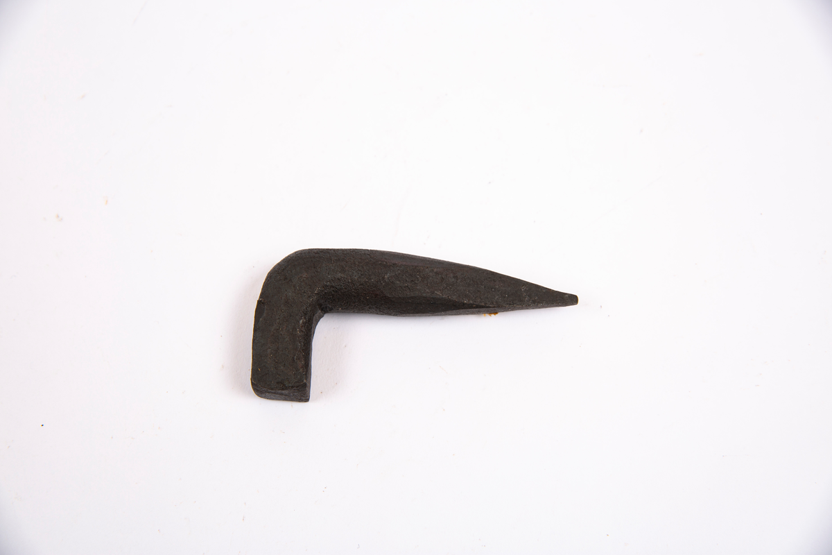 "Erts og gangplugger"
NTM: "Erts og gangpropper fra Saggrenda. Det bruktes 4
forskjellige propper som hver har sin betydning.
Ertspartiproppen - vinkelproppen anviser partiet. Så har vi
gangproppene visende sølv og uten."