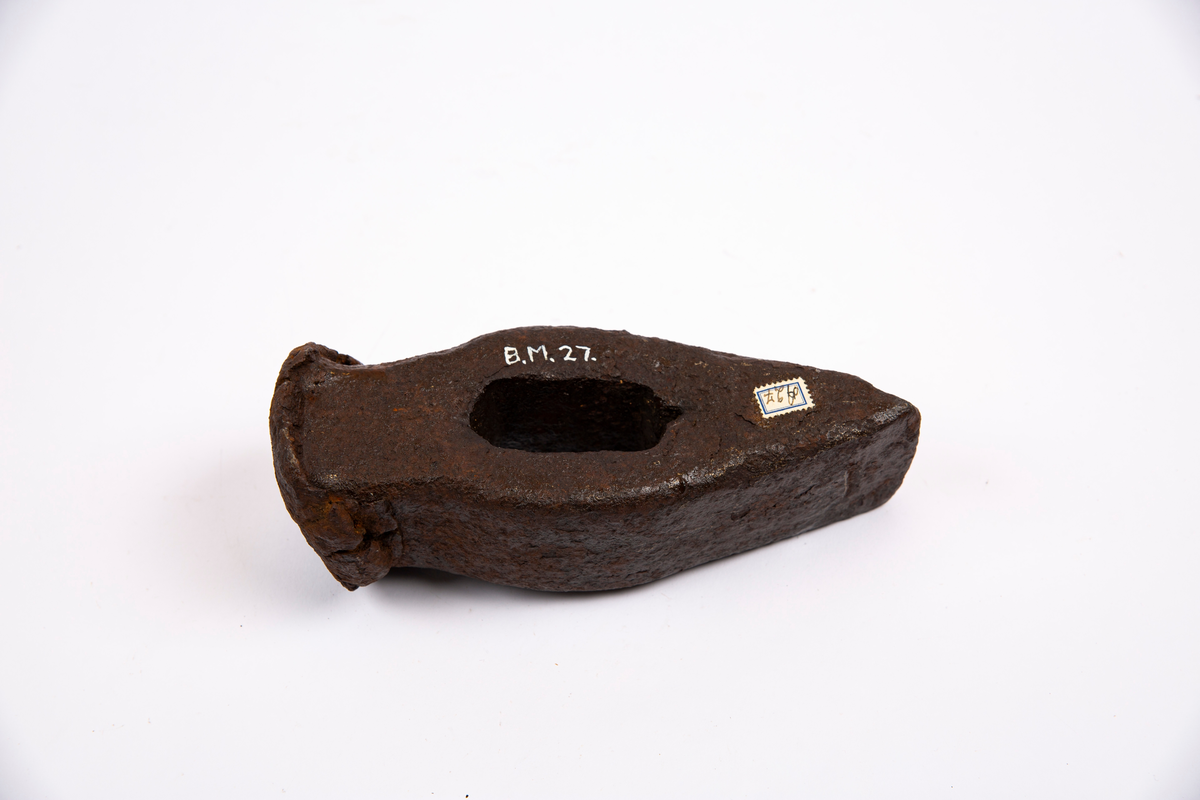 "Gamle stenslegger"
NTM: "Slegger fra Saggrenda. Til å slå sund stein med."