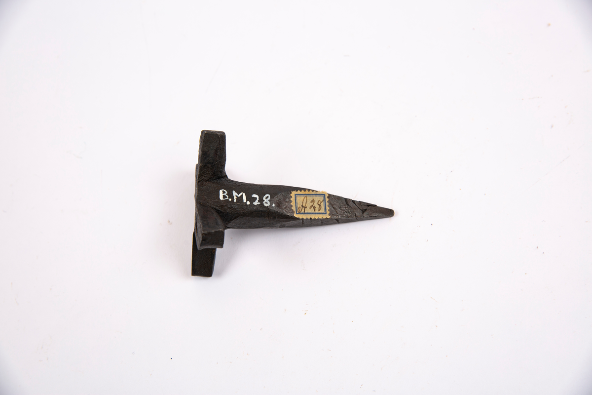 "Erts og gangplugger"
NTM: "Erts og gangpropper fra Saggrenda. Det bruktes 4
forskjellige propper som hver har sin betydning.
Ertspartiproppen - vinkelproppen anviser partiet. Så har vi
gangproppene visende sølv og uten."