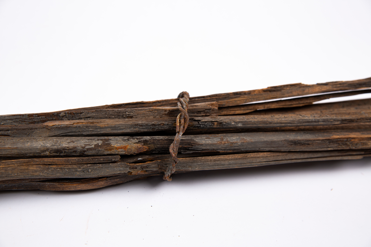 "Den første grubebelysning."
NTM: "Denne gamle fakkel er funnet i Kongens gruve. Disse
bruktes som belysning i gruven i gammel tid, særlig huskes
den fra fyrsetningens tid, men mest er den vel kjent fra
bruken etter veien hjem. Kvelden før lillejulaften gikk
bergmennene i samlet fakkeltog til byen. Det var et selsomt
syn å se dem komme nedover fjellet. De ble så i byen mottatt
til "andakt". Etterpå ble det festet noe utover natten. Det
er dette som har vært opphavet til skikken med
"Drekkedagsnatta" og fakkelbrenning som har holdt seg til
1939."